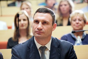 Женщины вытолкали Кличко с трибуны Женщины вытолкали Кличко с трибуны