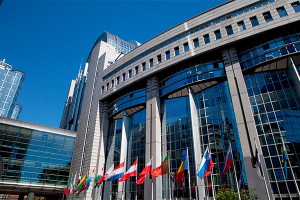 Мужчина с бензопилой пришел к президенту ЕС Мужчина с бензопилой пришел к президенту ЕС