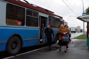 Троллейбус зажал и тащил ребенка 70 метров Троллейбус зажал и тащил ребенка 70 метров