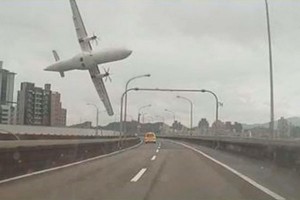 Самолет TransAsia с пассажирами рухнул в воду Самолет TransAsia с пассажирами рухнул в воду