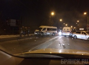 Легковушка столкнулась с маршруткой №34 в Брянске Фото: vk.com