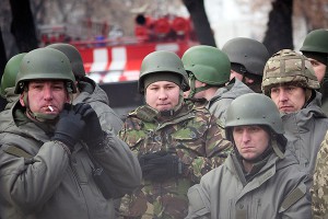 Киев закупил солдатам пластиковые каски Киев закупил солдатам пластиковые каски