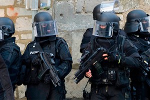 В Марселе уличные банды обстреляли полицию В Марселе уличные банды обстреляли полицию