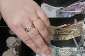 Нечистая на руку работница магазина получила условный срок