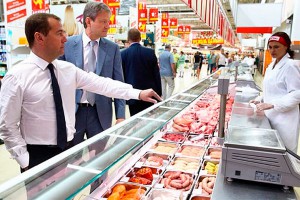 Медведев осмотрел колбасу в гастрономе Медведев осмотрел колбасу в гастрономе