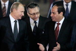 Путин подарил президенту Египта автомат Путин подарил президенту Египта автомат