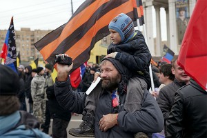 Москвичи вышли на акцию "Мы – Донбасс" Москвичи вышли на акцию "Мы – Донбасс"