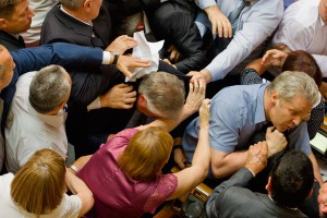 Депутаты устроили драку в Раде Депутаты устроили драку в Раде