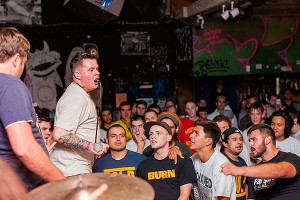 Певец проглотил микрофон во время концерта Певец проглотил микрофон во время концерта