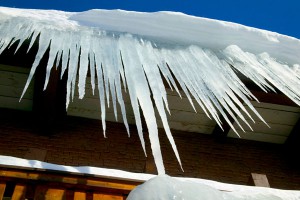 На грудного ребенка упала снежная глыба На грудного ребенка упала снежная глыба