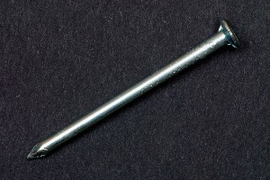 Вор воткнул в женщину гвоздь и ограбил ее Вор воткнул в женщину гвоздь и ограбил ее