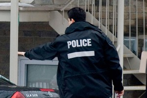 Школьница избила офицера полиции Школьница избила офицера полиции