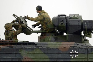 Солдатам НАТО выдали палки вместо пулеметов Солдатам НАТО выдали палки вместо пулеметов