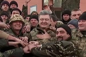 Порошенко в Дебальцево раздавал автографы Порошенко в Дебальцево раздавал автографы