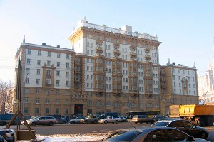 Голый москвич штурмовал посольство США Голый москвич штурмовал посольство США