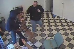 Пес спас хозяина заправки от грабителя Пес спас хозяина заправки от грабителя