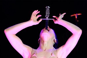 Беременная американка глотает мечи Беременная американка глотает мечи