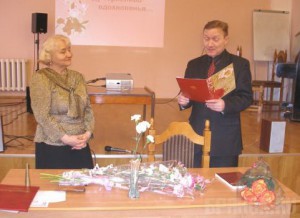 Поэтесса Людмила Ашеко будет принимать поздравления Людмила Ашеко (на фото слева)