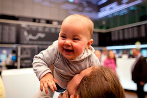 Младенец очаровал злобным смехом (видео) Младенец очаровал злобным смехом (видео)