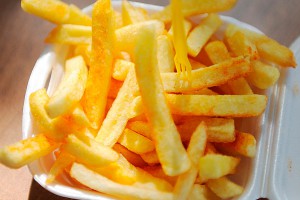 Мужчина съел последнюю в Исландии картошку Мужчина съел последнюю в Исландии картошку