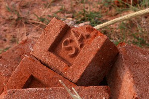 Угонщик нокаутировал себя кирпичом (видео) Угонщик нокаутировал себя кирпичом (видео)