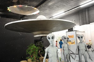 НЛО станцевали над домом британки (видео) НЛО станцевали над домом британки (видео)