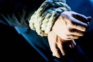 Россиянина связали ремнями в самолете Россиянина связали ремнями в самолете