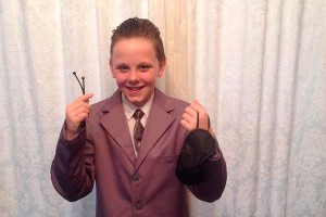 Мальчик шокировал школу костюмом из "50 оттенков" Мальчик шокировал школу костюмом из "50 оттенков"