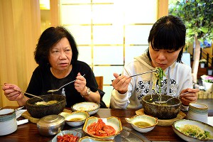 Гостей кафе кормят бургерами с лягушками Гостей кафе кормят бургерами с лягушками