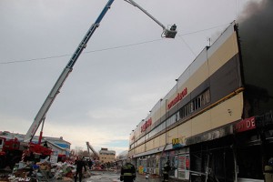 Под завалами в Казани ищут выживших Под завалами в Казани ищут выживших