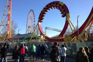 На ВДНХ в "Мертвой петле" застряли люди На ВДНХ в "Мертвой петле" застряли люди