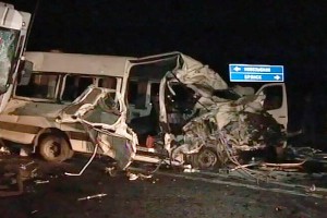 Под Брянском в кровавом ДТП погибли люди (видео) Под Брянском в кровавом ДТП погибли люди (видео)