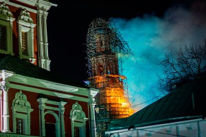 Пожар сорвал купол колокольни Новодевичьего Пожар сорвал купол колокольни Новодевичьего