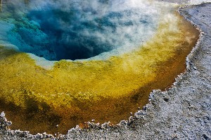 Туристы изменили цвет горячего источника Туристы изменили цвет горячего источника