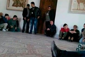 В Тунисе туристов захватили в заложники В Тунисе туристов захватили в заложники