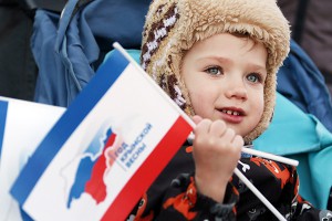 Десятки тысяч празднуют Крым у стен Кремля Десятки тысяч празднуют Крым у стен Кремля