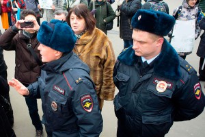 Драка голого мужчины и официантки в простыне Драка голого мужчины и официантки в простыне