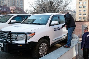 Силовики заковали эксперта ОБСЕ в наручники Силовики заковали эксперта ОБСЕ в наручники