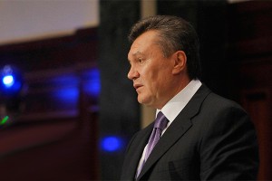 Янукович появился на похоронах сына в Крыму Янукович появился на похоронах сына в Крыму