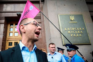 Яценюк: Украине нужна новая Конституция Яценюк: Украине нужна новая Конституция