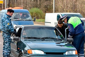 Мужчина украл шубу и сшил чехлы для Lada Мужчина украл шубу и сшил чехлы для Lada