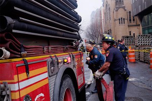 Взрыв уничтожил три дома в Нью-Йорке Взрыв уничтожил три дома в Нью-Йорке