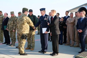 Порошенко встретил американцев с оружием Порошенко встретил американцев с оружием