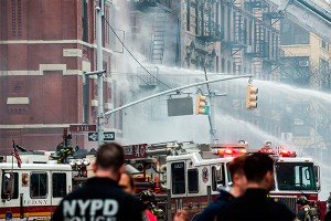 Взрыв дома в Нью-Йорке попал на видео Взрыв дома в Нью-Йорке попал на видео
