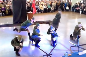 Пенсионерки шокировали танцем под дабстеп Пенсионерки шокировали танцем под дабстеп