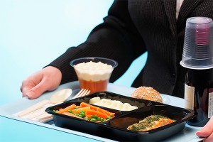 Голодный пассажир избил стюардессу Голодный пассажир избил стюардессу