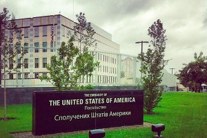 Посольство США в Киеве забросали навозом Посольство США в Киеве забросали навозом