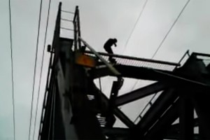 После удара током школьник упал под поезд После удара током школьник упал под поезд