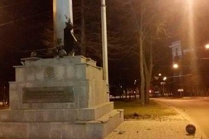 В Харькове взорвали стелу с флагом Украины В Харькове взорвали стелу с флагом Украины