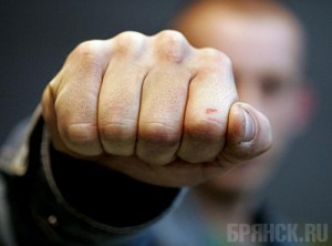 Уголовник жестоко избил незнакомую девушку